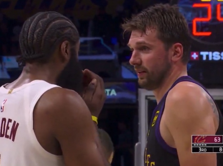 stake.com-哈登和东契奇在场上愉快聊天 还捂着自己的胡子😂